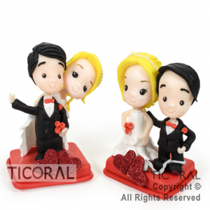 ADORNO PAREJA NOVIOS CON 2 CORAZONES PORCELANA FRIA x 1